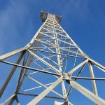 Desmontaje de torretas de alumbrado en el campo de fútbol ¨las Viñas¨ de Manilva.