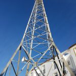 Desmontaje de torretas de alumbrado en el campo de fútbol ¨las Viñas¨ de Manilva.