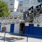 Desmontaje de torretas de alumbrado en el campo de fútbol ¨las Viñas¨ de Manilva.