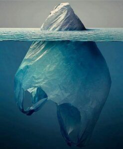 Bolsa plástico en el mar